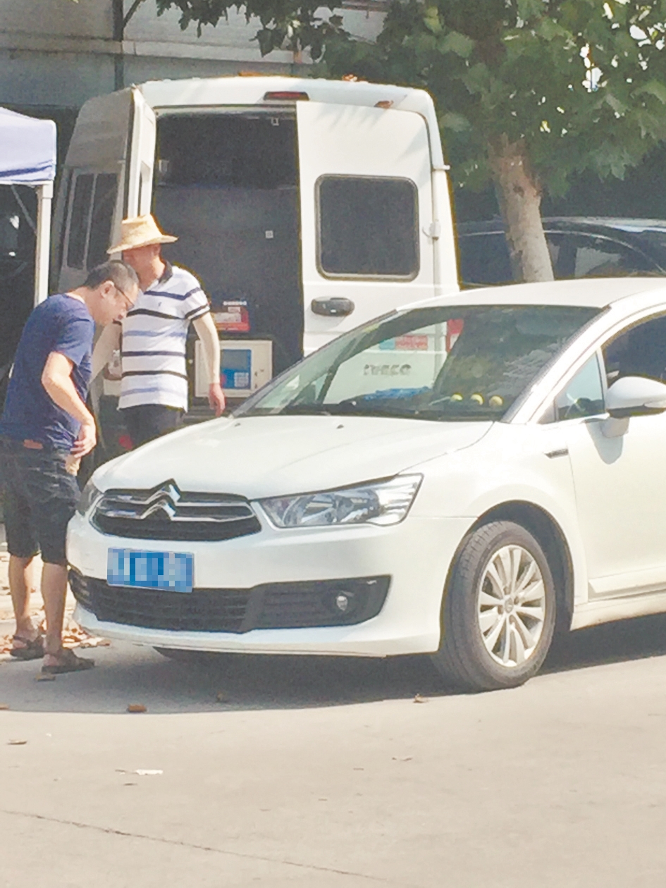 |黑加油车藏身断头路售油牟利 记者暗访后举报民警现场抓获嫌疑人