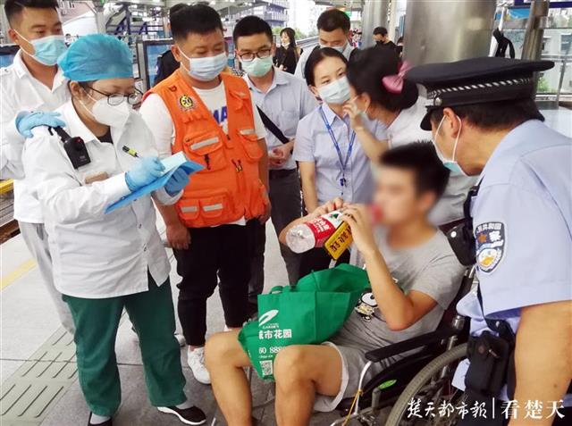 |小伙突发癫痫倒在地铁车厢，抗疫女护士紧急施救！列车为他临停8分钟