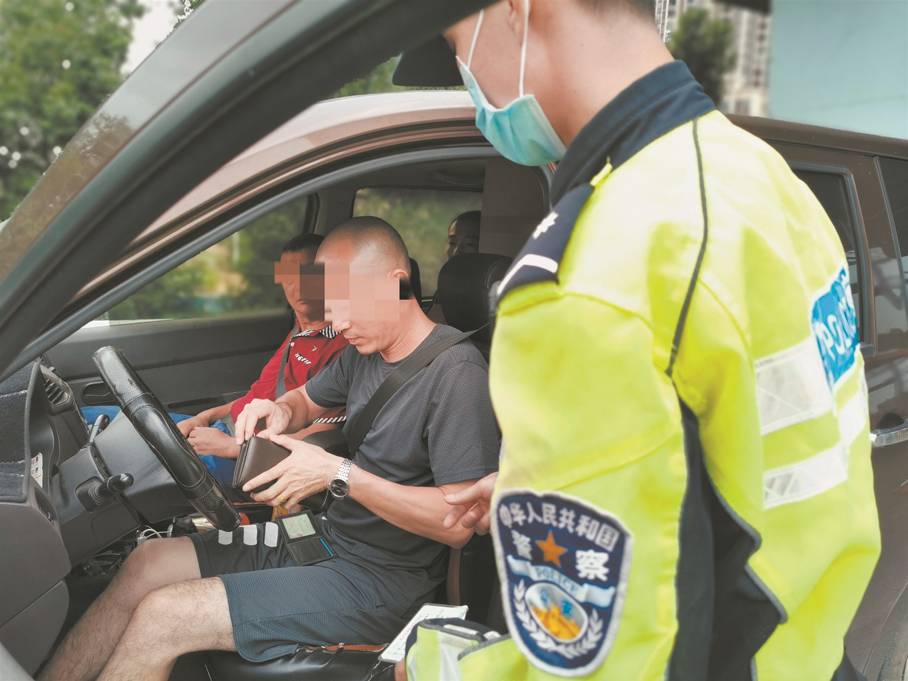 |系安全带也敢玩巧？交警严查！ 青郑高速收费站1小时查处30多名违法司机