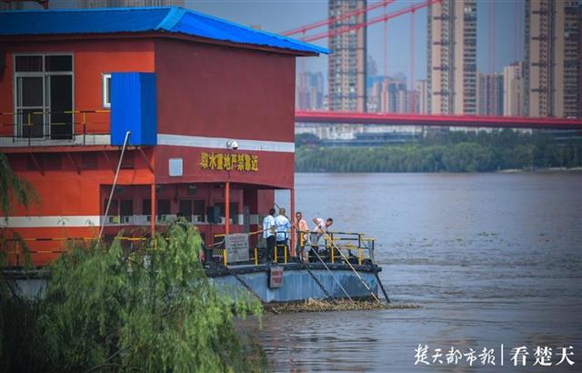 |铁钩、钉耙和长竹杆齐上阵，清除取水船附近垃圾