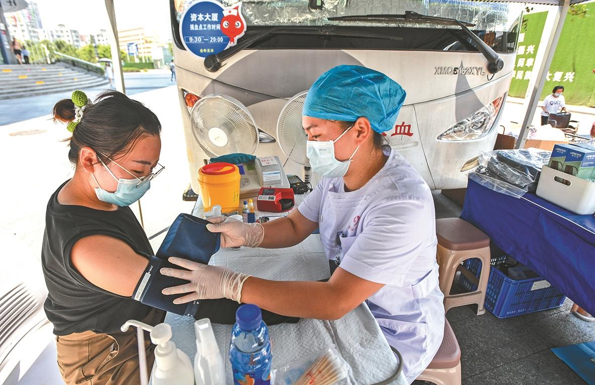 |烈日下的采血护士：“我们不怕高温，只怕没人献血！”