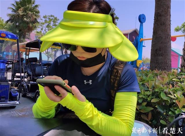 |武汉迎来热辣夏日，汉街喷水雾降温