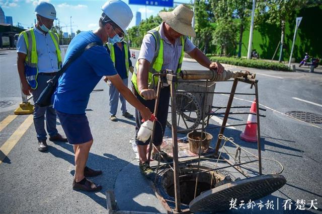 |烈日下的劳动者：光着膀子戴着防毒面具清淤疏捞（组图）