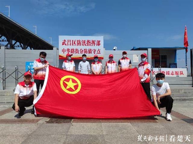 |这个区面向社会招募志愿者，白衣天使巡堤并为巡防人员提供医疗