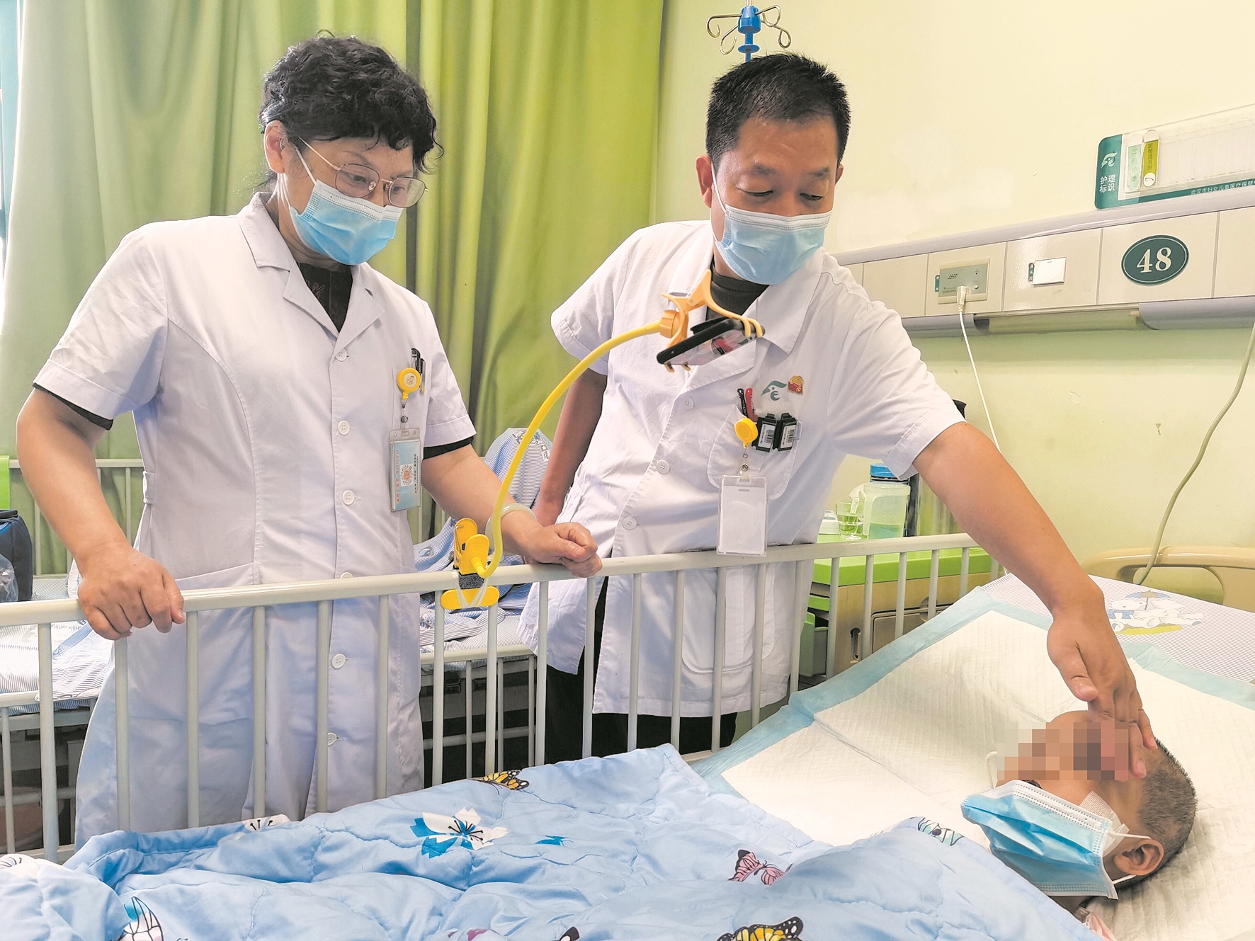 |女童脸颊长出拳头大包块 吃饭呼吸都困难 医生微创手术给肿瘤“断粮”