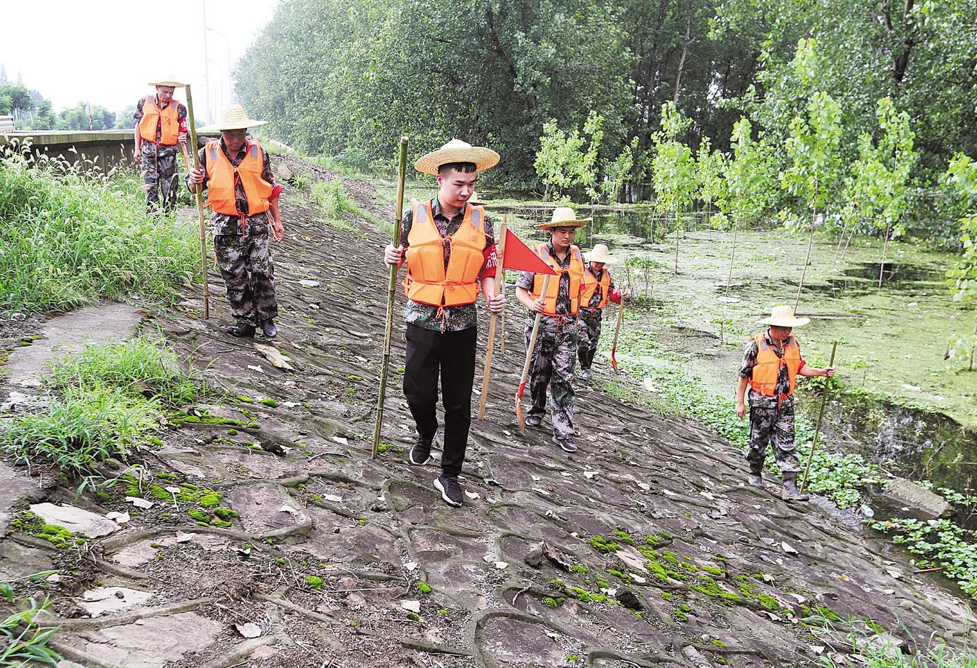 |鄂州防汛抢险突击队员巡堤查险不松劲