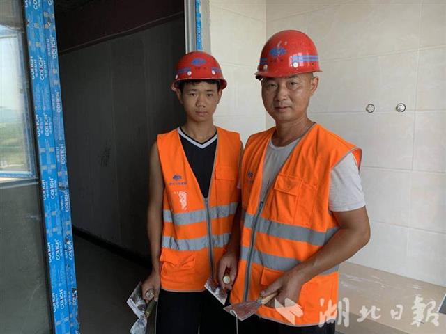 |农民工子女走进父母工作的工地