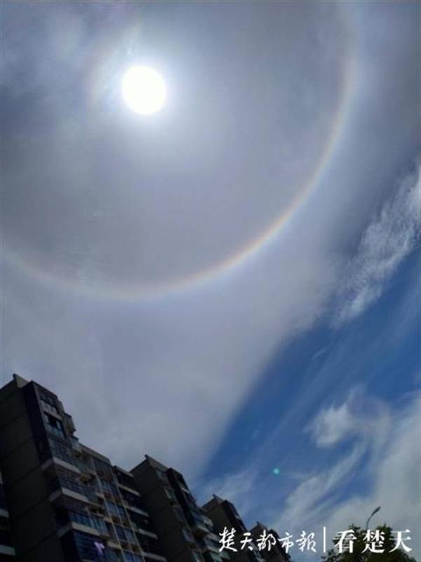 1号站代理开户美翻了!江夏区上空出现日晕美景