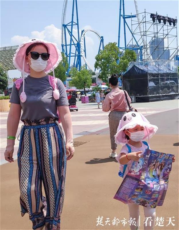 |武汉迎来热辣夏日，汉街喷水雾降温