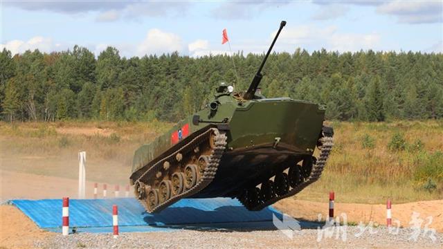|中国空降兵首次驾驶俄战车完成单车赛