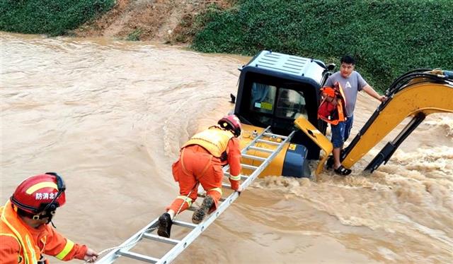 |惊险！湍急洪流中，“生命之桥”摆渡救人