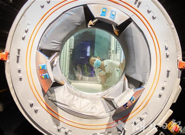 |武汉科技馆里探寻科学奥秘