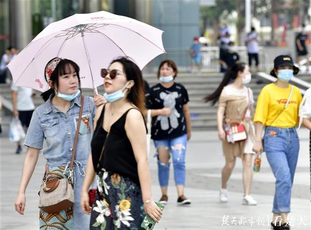 |武汉的大学生陆续返程，光谷步行街开启人来人往模式