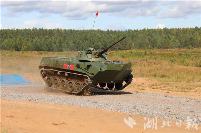 |中国空降兵首次驾驶俄战车完成单车赛