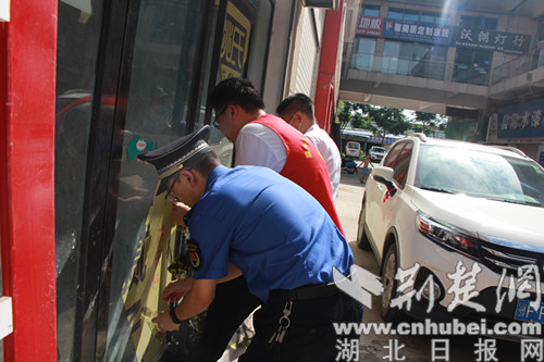 |襄州城管：联合整治新世纪建材市场市容环境