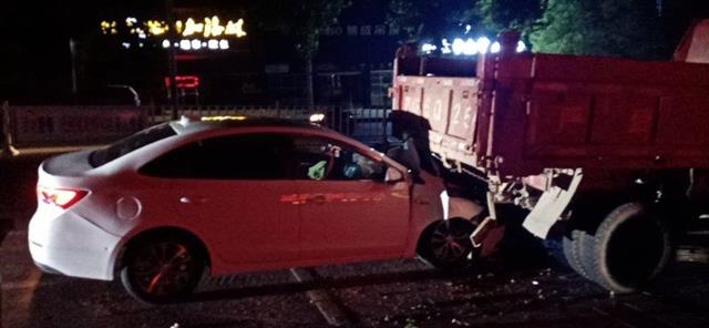|安全无小事！小轿车蹊跷追尾大货车，原因竟是……