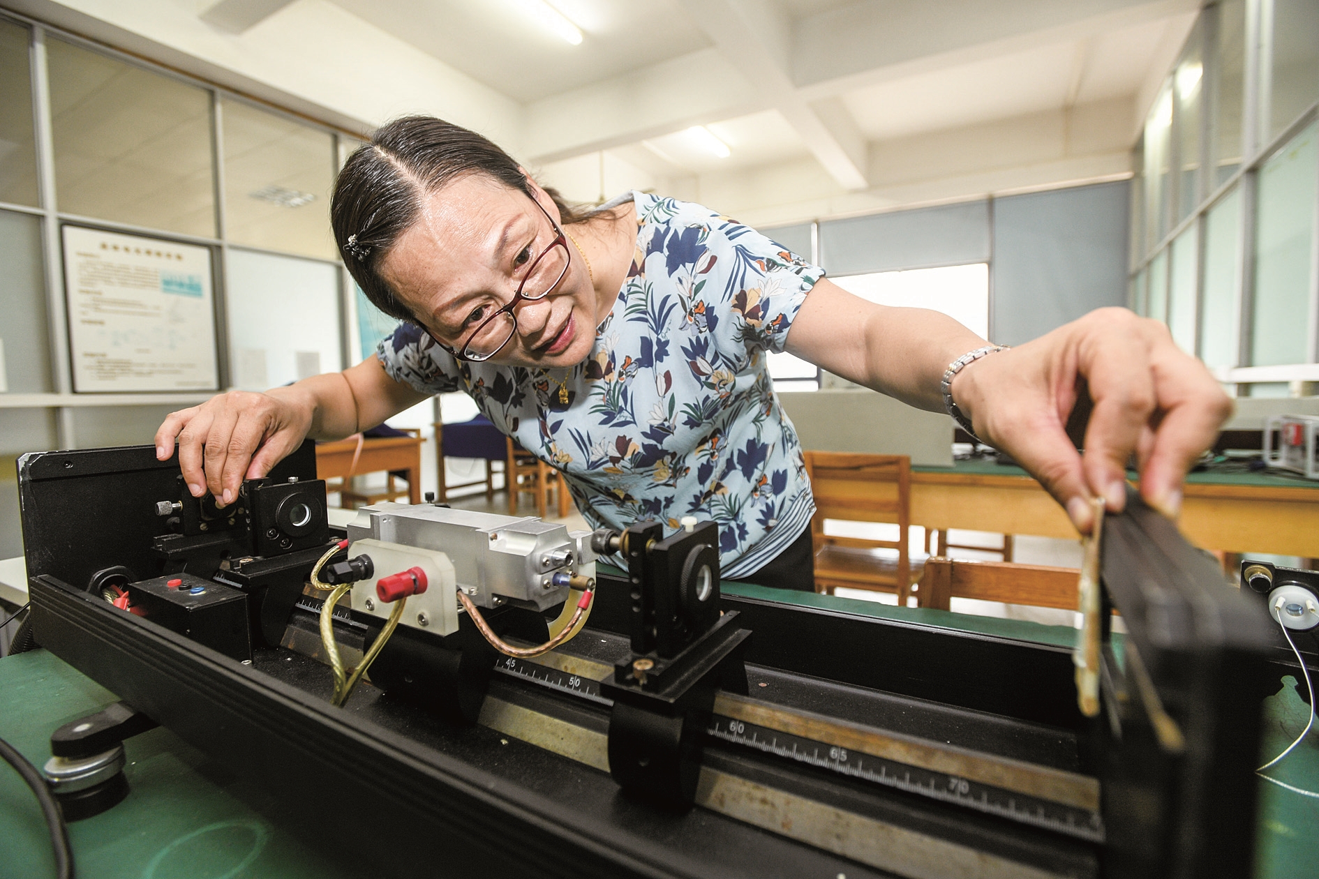 |课余向实训师傅请教QQ群24小时为学生答疑 工匠教师带出高职“双一流”专业群