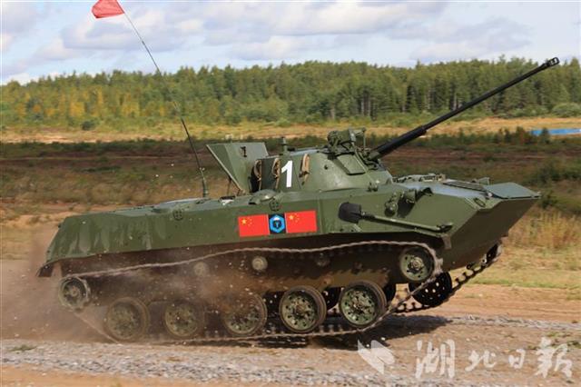 |中国空降兵首次驾驶俄战车完成单车赛