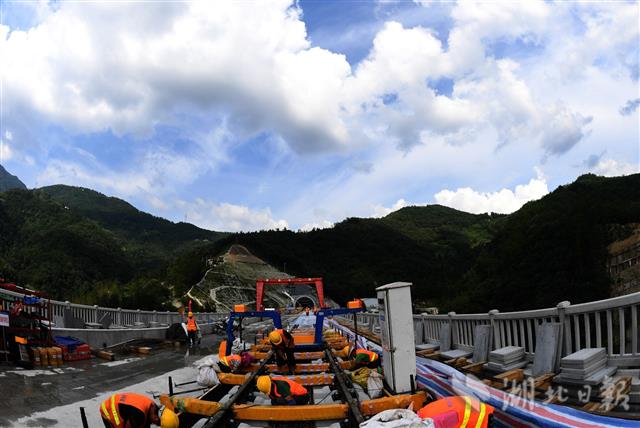 |郑万高铁保康段展开无砟轨道施工