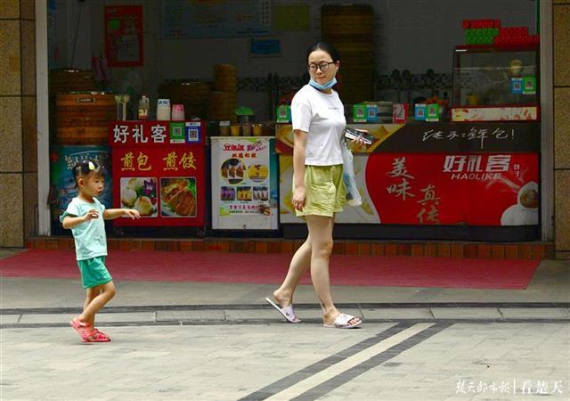 |云挡住阳光的热情，煦风下出行显轻松