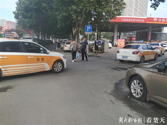 |惊！7旬婆婆不慎卷进公交车底，危急时刻热心市民联手救人