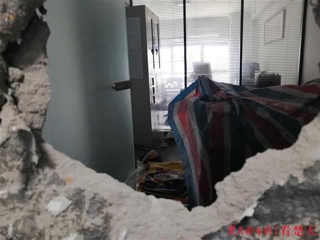 |起诉开发商讨要“缩水”的2.5平米未果，女业主雇人砸破邻居家墙壁