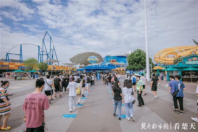 |欢乐谷免费首日，迎来近3万人次游客
