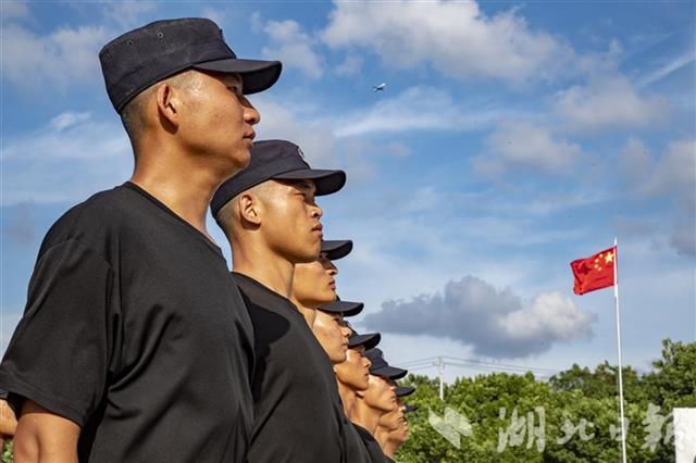 |武汉辅警头顶烈日练兵