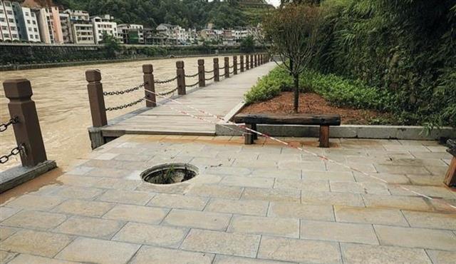 |恩施亲水走廊半月18套石桌石凳受损，城管呼吁市民爱护公物