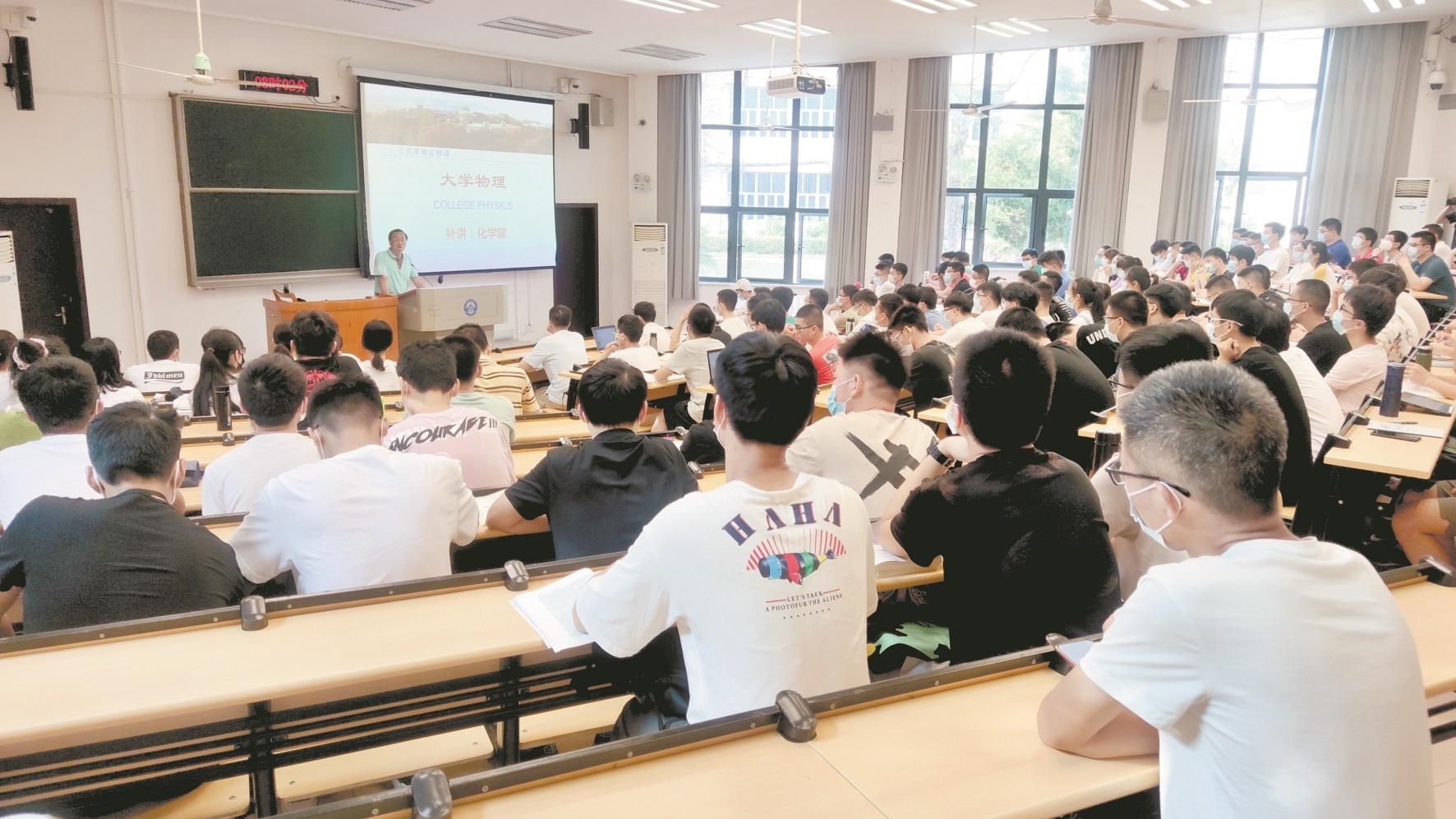 武大开讲学生返校后第一课 下课时教室响起热烈掌声 新生报到后仍会