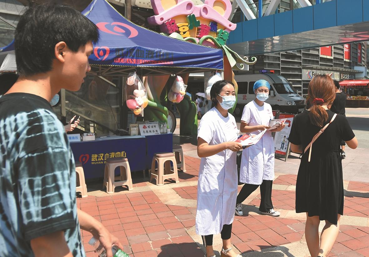 |烈日下的采血护士：“我们不怕高温，只怕没人献血！”