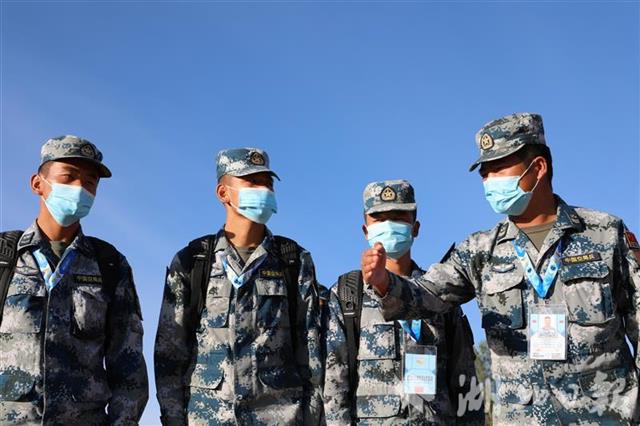 |中国空降兵首次驾驶俄战车完成单车赛