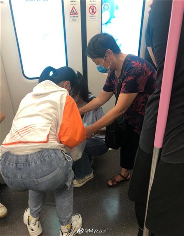 |女生地铁车厢内吐了一地，陌生婆婆帮忙一起清理