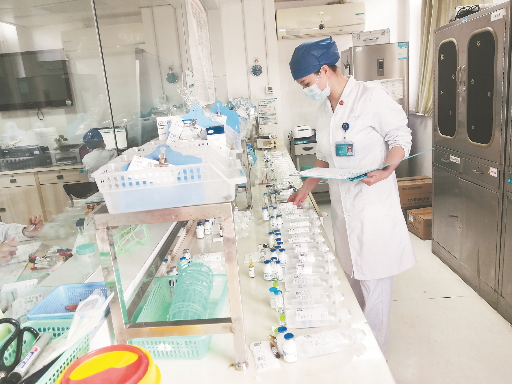 |“我是护士，让我来！” 小伙地铁内突发癫痫抗疫女护士跪地急救