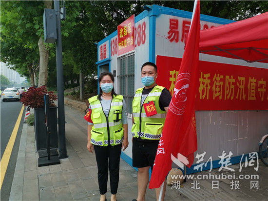 |巾帼不让须眉 武昌四清里社区下沉女党员防汛巡查显担当