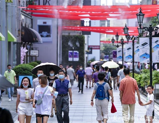 |武汉迎来热辣夏日，汉街喷水雾降温