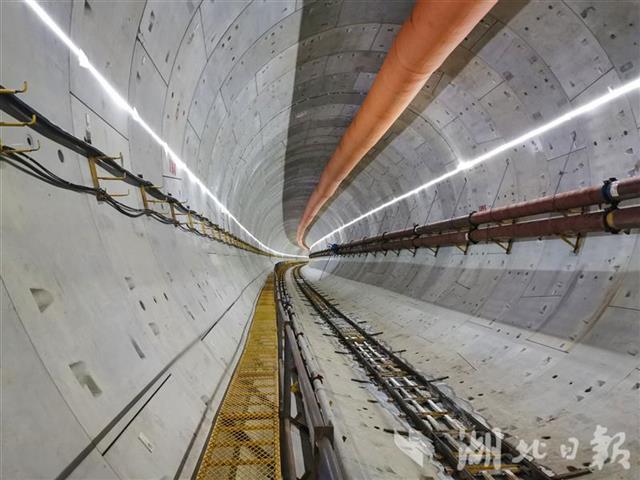 |鄂企打造“一带一路”精品工程 我国承建首条海外水底隧道左幅贯通