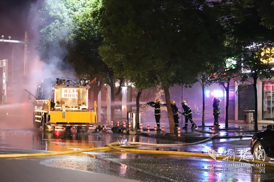 |大冶一交通标线车突发大火 消防紧急抢出12个煤气罐