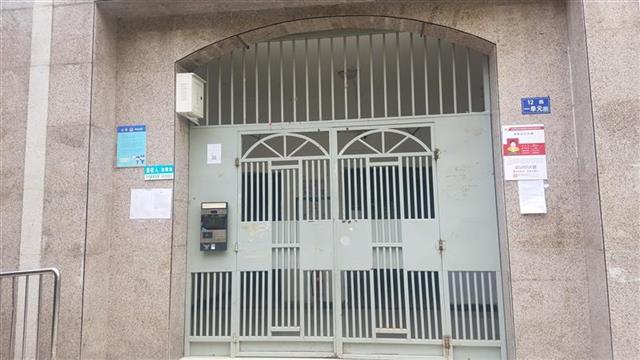 |小区住户门贴满小广告，物业社区已着手清理，还装上了人脸识别系统！