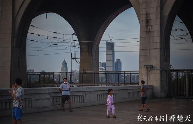 |江城夕阳美如画，微微江风醉晚霞