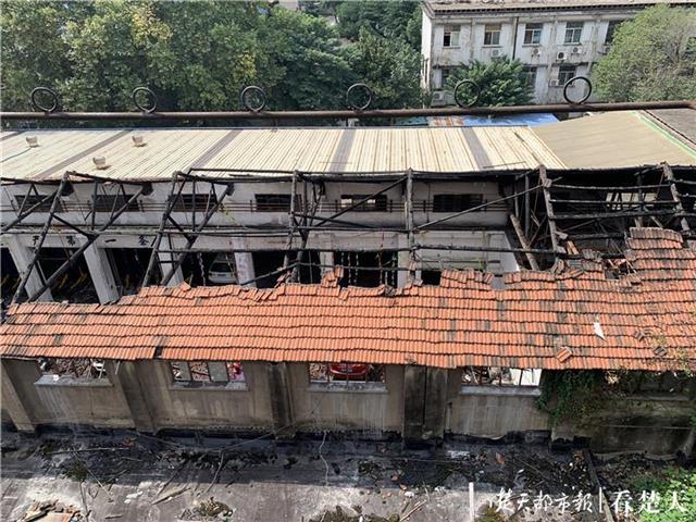 |青山一汽修厂深夜起火，多辆车被烧成空壳