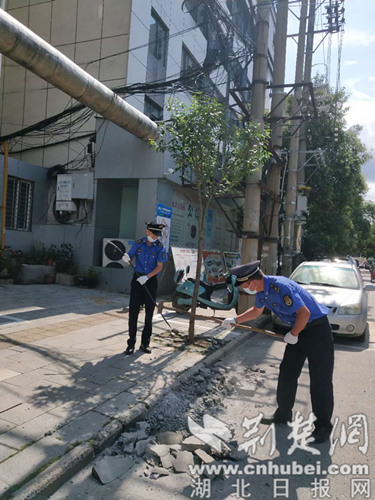 |襄阳城管拆除私自堆砌斜坡 维护市容环境还路于民
