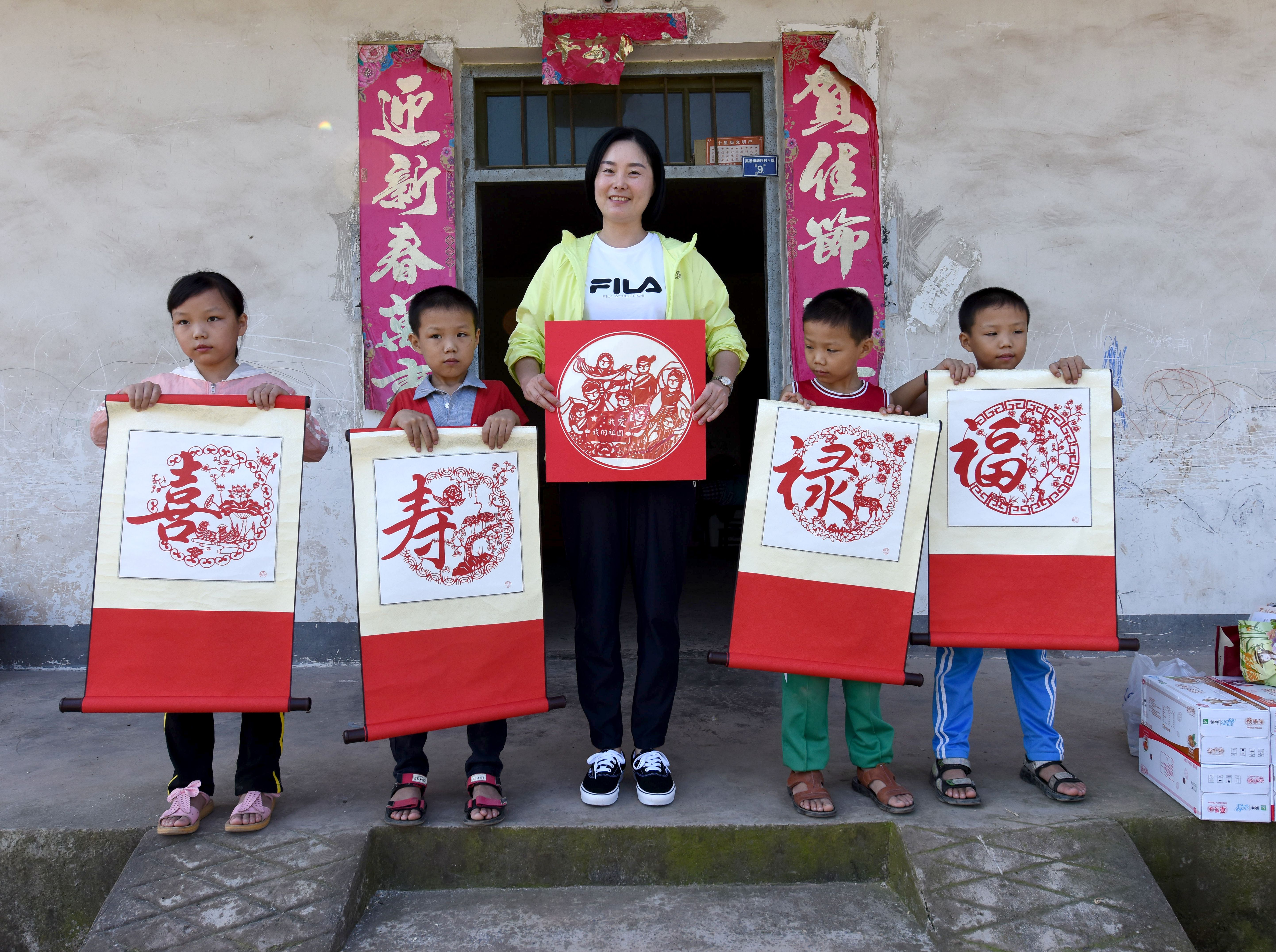 |秋季开学，爱心教师赴山村助学困难四胞胎