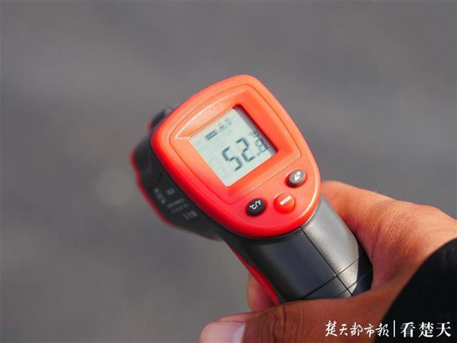 |地表温度52℃+！东四环建设者烈日下摊铺沥青，冲刺12月贯通