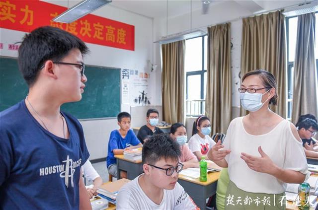 |稳定又高效！武汉这所中学老师“抱团”结婚，15对夫妻扎根教育一线