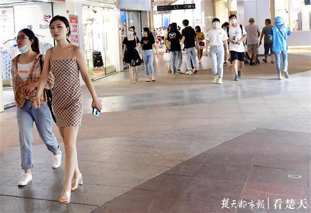 武汉的大学生陆续返程，光谷步行街开启人来人往模式