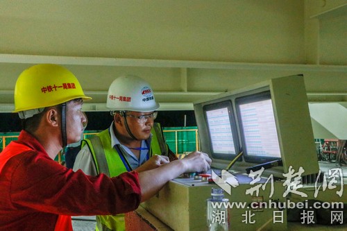 |杭绍台铁路首座跨既有线钢结构天桥顶推成功 系在鄂央企承建