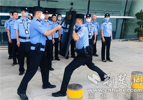 襄阳机场分局开展反恐装备使用培训