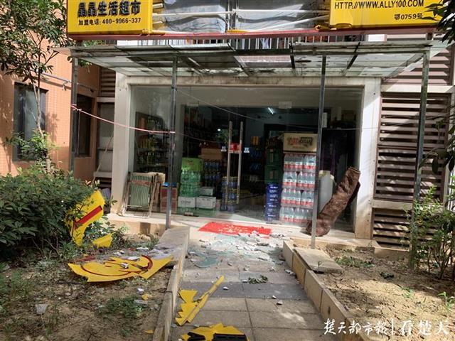 |高层瓷砖脱落砸穿一楼玻璃，物业称将进行全面排查