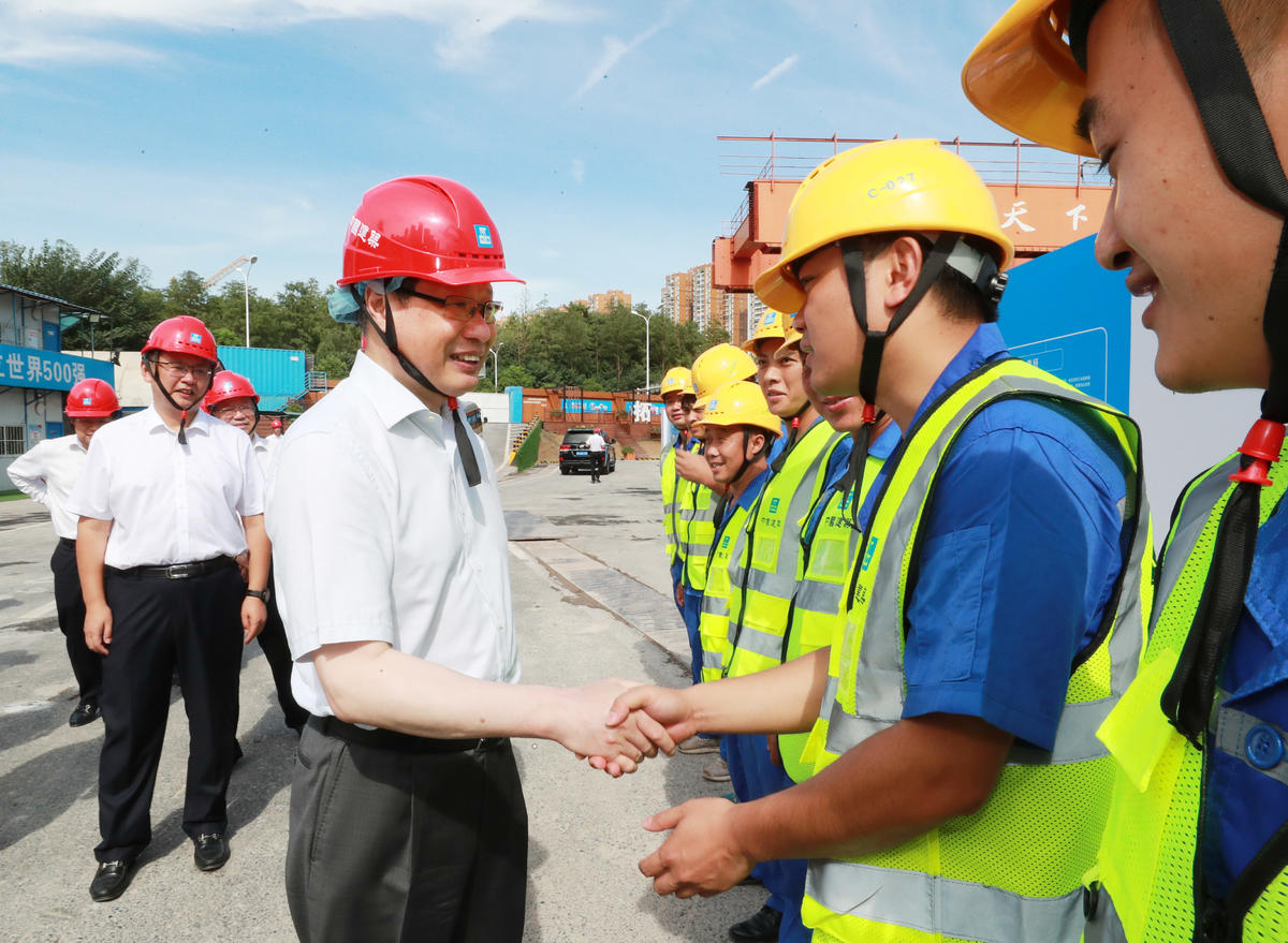 |用心用情关爱广大劳动者！应勇王晓东看望慰问高温下一线劳动者